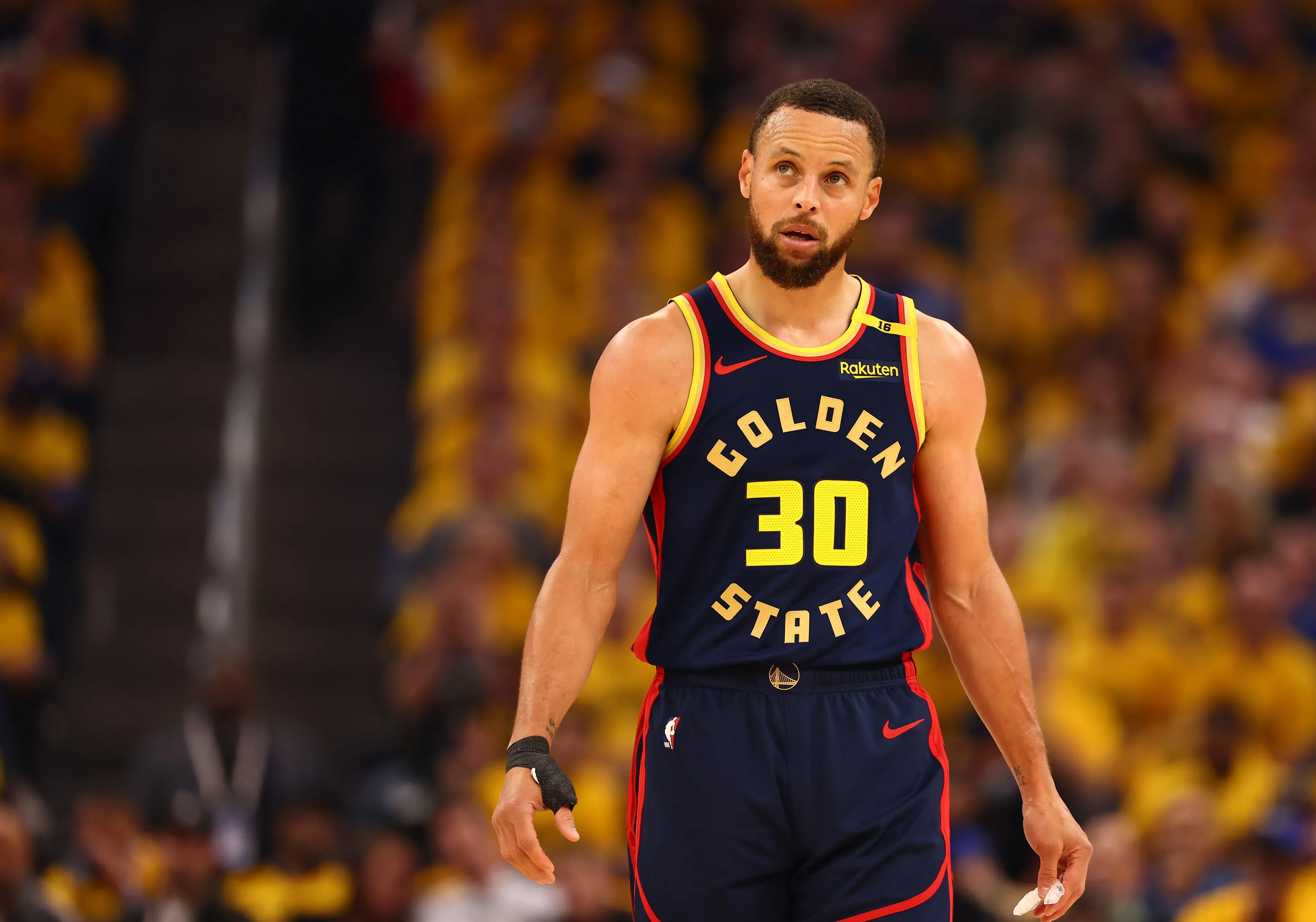 关于库里重返赛场，重要助攻首场状态出色，篮网观众沸腾！赛场气氛高涨的信息