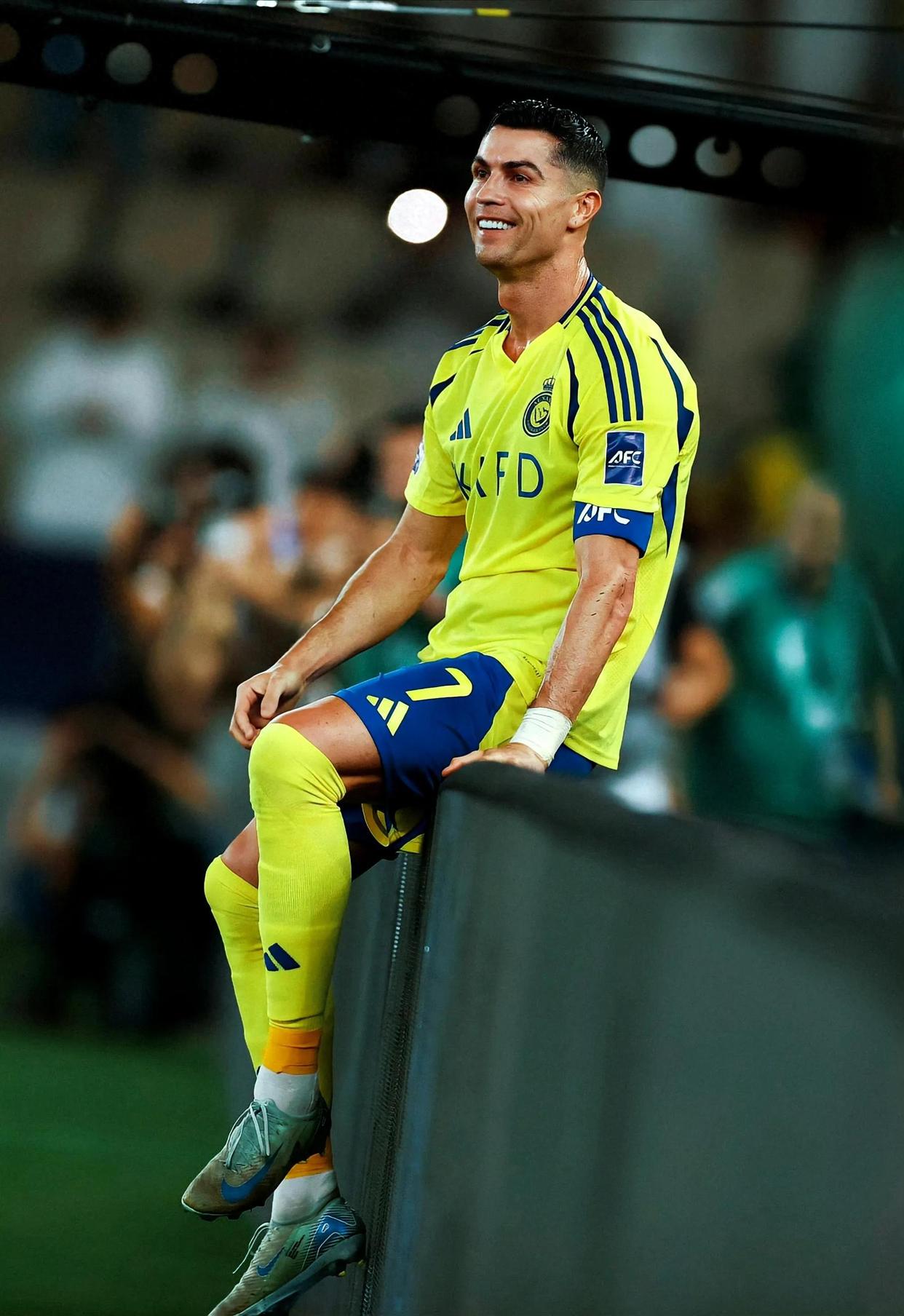 出色防守引发热议！，C罗在雄鹿比赛中夺冠比赛高潮迭起-九游体育官方网站